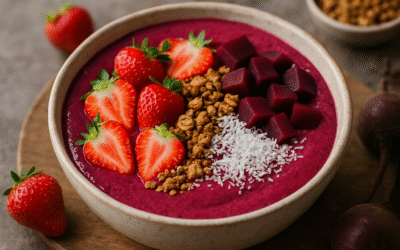 Superfoodowy Smoothie Bowl z Burakiem i Truskawkami